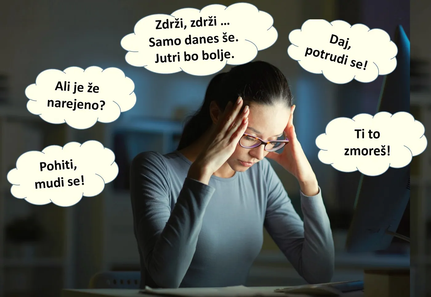 Kobieta w okularach siedzi wieczorem przy komputerze i trzyma się za skronie, wokół głowy dymki z natrętnymi myślami