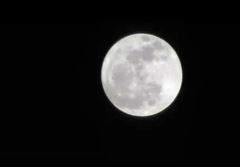 Księżyc w pełni na czarnym nocnym niebie