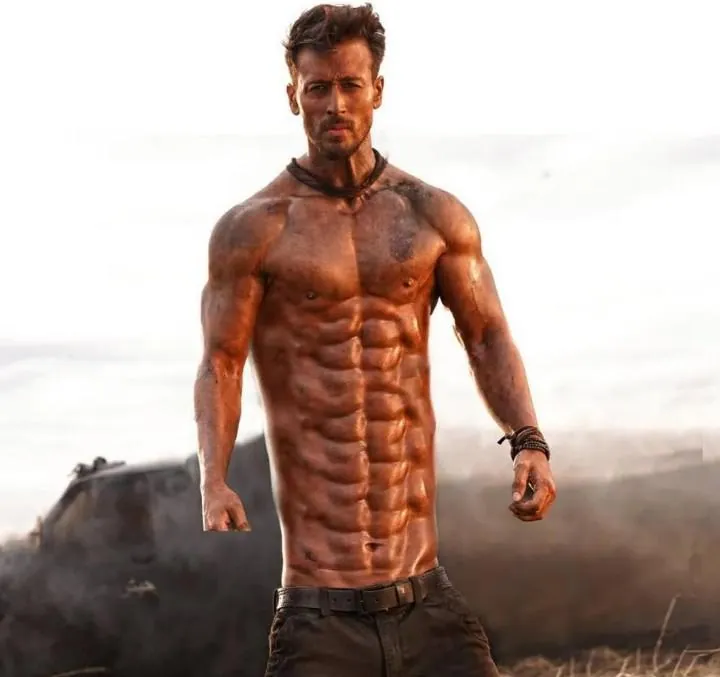 Umięśniony mężczyzna bez koszulki, z bardzo niskim poziomem tkanki tłuszczowej i mocno zarysowanymi mięśniami brzucha